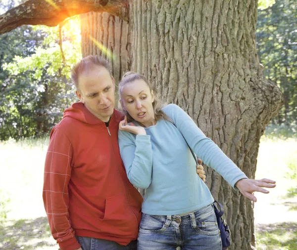 Man Woman Oak Summer Day Something Seen Aside Looked Scaredly — Stock Photo, Image