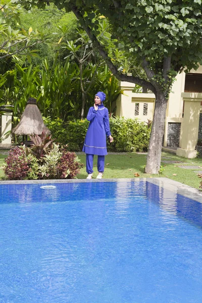 Attraktive Frau Muslimischer Badebekleidung Burkini Pool Einer Tropischen Garde — Stockfoto