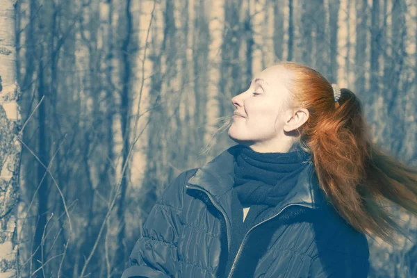 Mujer Enrolla Cabeza Con Largo Flujo Soplando Pelo Parque Primavera — Foto de Stock