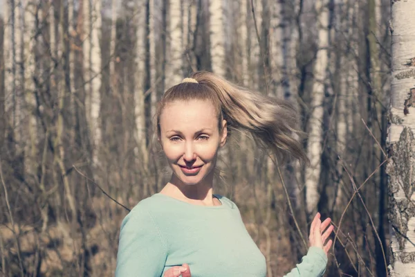 女人的头上长着流动 吹发的春天公园 复古效果 — 图库照片