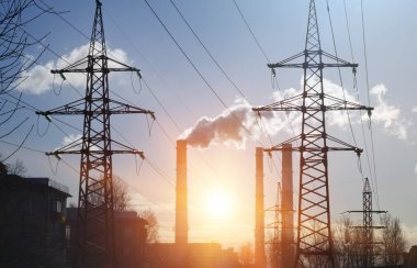 Termik Santrali borular üzerinde bir şehir duman.