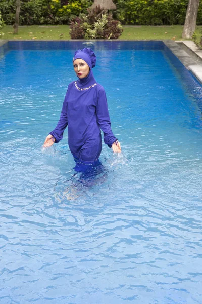 在游泳池里穿着穆斯林泳衣的漂亮女人 — 图库照片