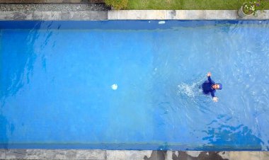bir Müslüman mayo burkini çekici kadın havuzda su sıçramalarına, yat, uçak görüntülemek