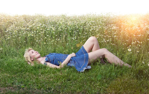 Beautiful Woman Lies Field Camomiles — Stock Photo, Image