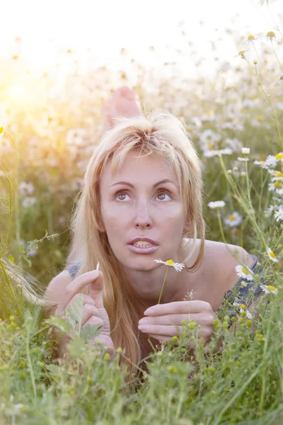 Beautiful Woman Lies Field Camomiles Guesses Camomile — Stock Photo, Image