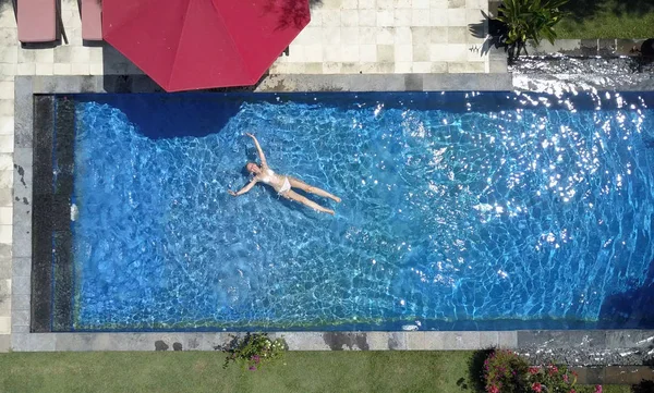 Jovem Mulher Bonita Nada Piscina Flat Lay — Fotografia de Stock