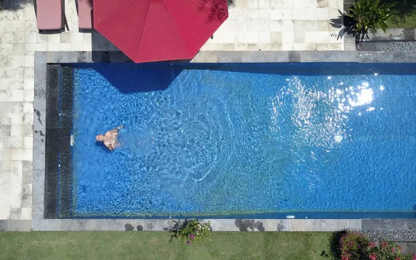 Giovane Bella Donna Piscina Posa Piatta Vista Dal Drone — Foto Stock