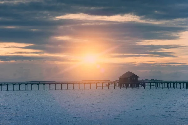 Силует Hut Над Водою Прозорі Тихе Море Заході Сонця Тонізуючий — стокове фото