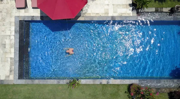 Genç Güzel Kadın Havuzda Düz Yatıyordu Dron Görünümü — Stok fotoğraf