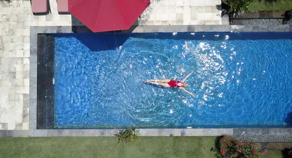Mladá Krásná Žena Plave Bazénu Ploché Ležel Dron Zobrazení — Stock fotografie