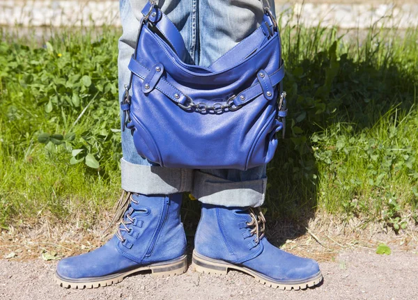 Weibliche Beine Blauen Jeans Und Stiefeln Mit Blauer Tasche Vor — Stockfoto