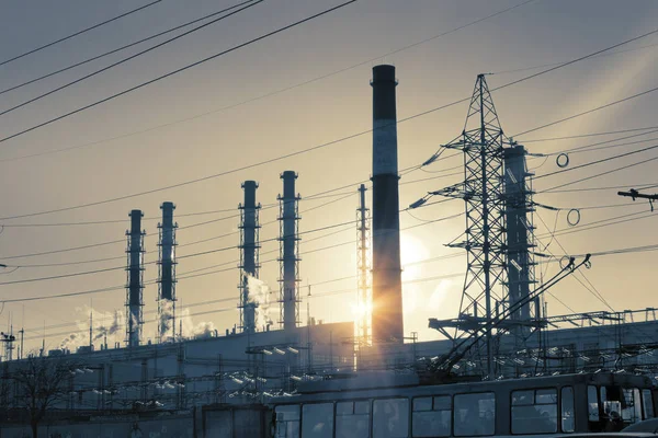 Paisaje Industrial Puesta Sol Sobre Línea Eléctrica Las Tuberías Planta —  Fotos de Stock