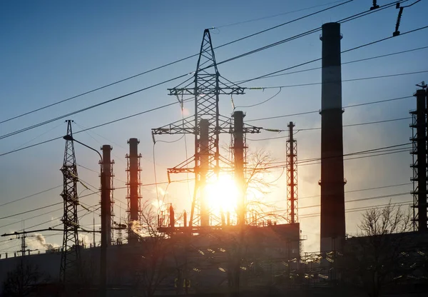 Paisaje Industrial Puesta Sol Sobre Línea Eléctrica Las Tuberías Planta —  Fotos de Stock