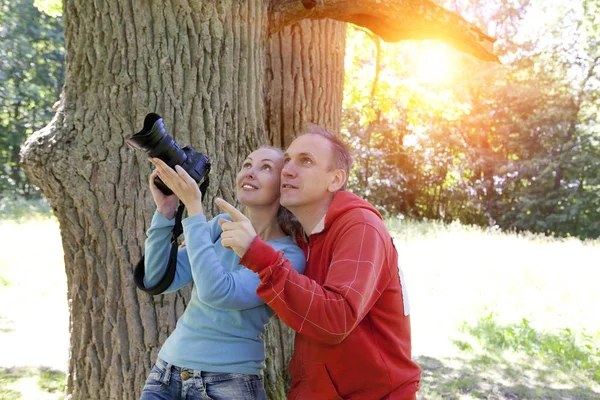 Hombre Mujer Cerca Roble Día Verano Muestran Lado Fotografía Cámara —  Fotos de Stock