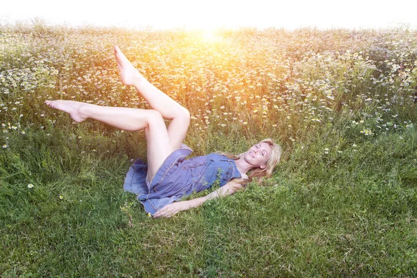 Beautiful Happy Young Woman Lies Field Chamomile — Stock Photo, Image