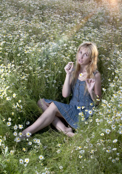 Beautiful Woman Field Camomiles Guesses Camomile — Stock Photo, Image