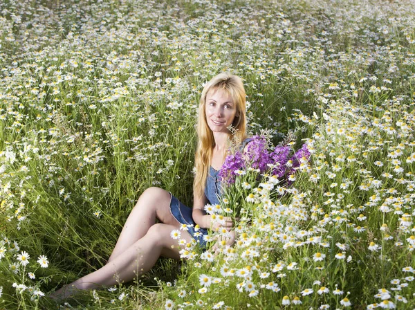 Bella Donna Nel Campo Delle Camomille — Foto Stock