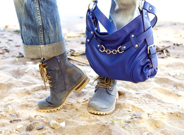 Pernas Femininas Jeans Botas Azuis Com Saco Azul Fundo Praia — Fotografia de Stock
