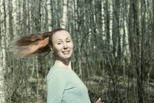 Mujer Enrolla Cabeza Con Largo Flujo Soplando Pelo Parque Primavera — Foto de Stock