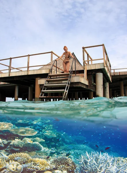 Mulher Nas Escadas Descida Para Mar Uma Vista Debaixo Água — Fotografia de Stock