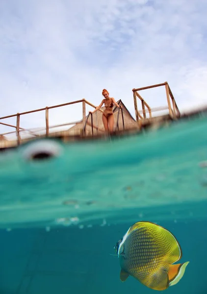 Kvinna Trappan Nedstigningen Till Havet Och Vatten Visa Person Synlig — Stockfoto