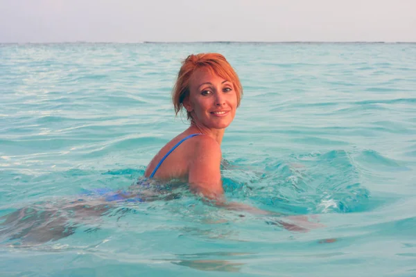 Güzel Kadın Denizde Tonlama Retro Doğurur — Stok fotoğraf