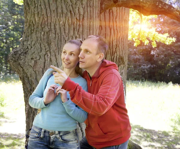 Mann Und Frau Der Nähe Einer Eiche Bei Sommertagsshow Zur — Stockfoto