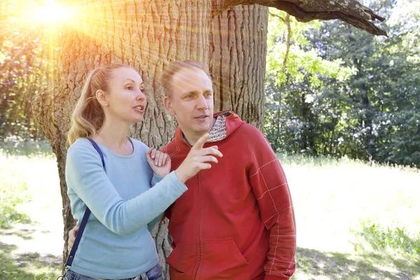 Man Woman Oak Summer Day Show Side — Stock Photo, Image