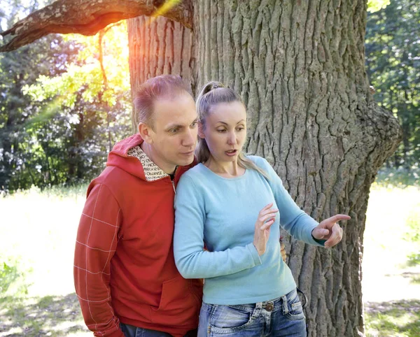 Man Woman Oak Summer Day Something Seen Aside Looked Scaredly — Stock Photo, Image