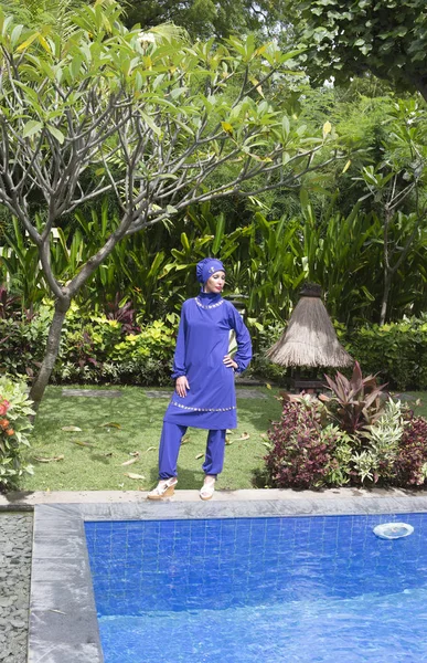 Attraente Donna Costume Bagno Musulmano Burkini Stand Lato Piscina Una — Foto Stock