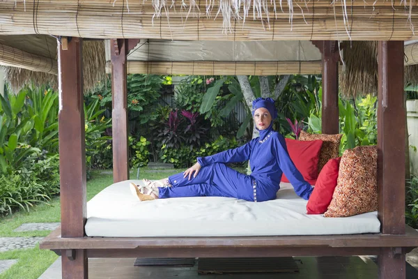 Mulher Atraente Uma Roupa Banho Muçulmana Burkini Gazebo Para Descansar — Fotografia de Stock