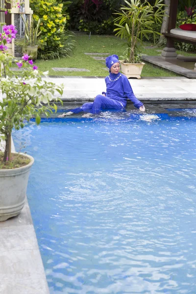 Attraktive Frau Muslimischer Badebekleidung Burkini Sitzt Rand Des Poo — Stockfoto