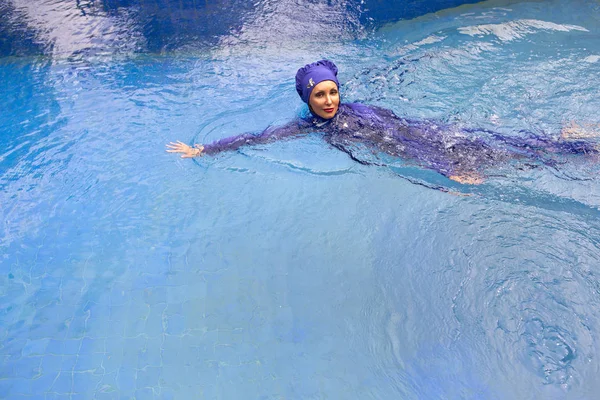 Bir Müslüman Mayo Burkini Çekici Kadın Havuzda Yüzüyor — Stok fotoğraf