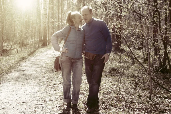 Der Mann Und Die Frau Sommerpark Straffend Retro Effekt — Stockfoto