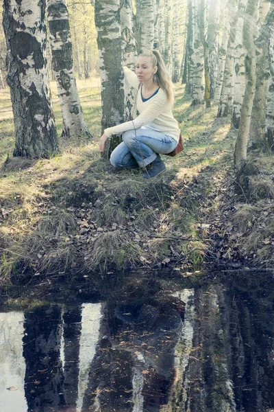Mladá Žena Břehu Jezera Lesa Tónování — Stock fotografie