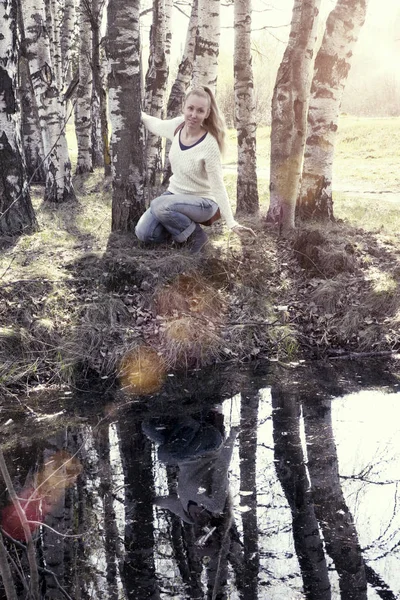 Mladá Žena Břehu Jezera Lesa Tonin — Stock fotografie