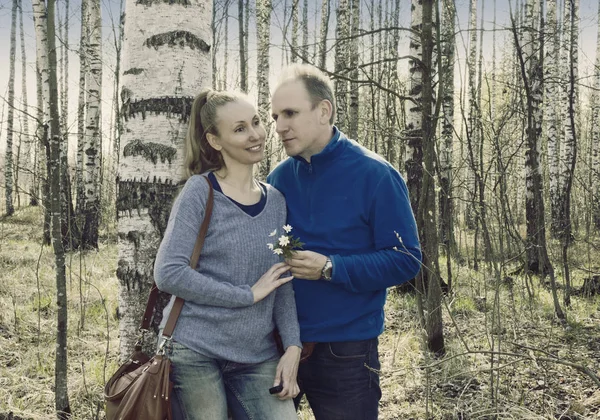 Der Mann Schenkt Der Frau Frühling Einen Strauß Schneeglöckchen Birkenwald — Stockfoto