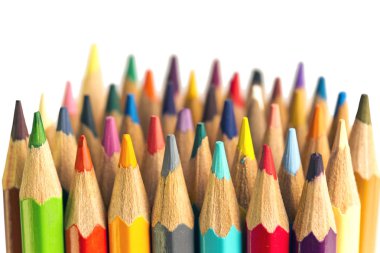 Beyaz arkaplanda renkli kalemler