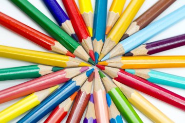 Renkli kalemler etrafında yayılmış