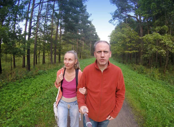 Hombre Mujer Van Camino Parque Lente Ojo Pez — Foto de Stock