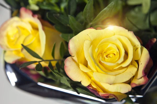 晴れた日のクローズ アップを黄色いバラの花束 — ストック写真