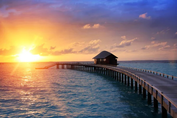 Trä Vägen Över Havet Till Den Tropiska Solnedgång — Stockfoto