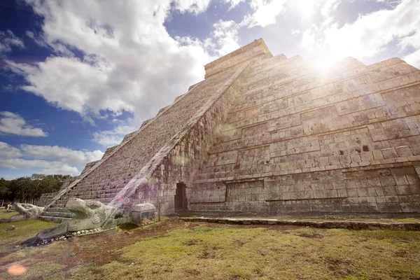 Famosa Pirâmide Castillo Templo Kukulkan Pirâmide Serpentes Penas Sítio Arqueológico — Fotografia de Stock