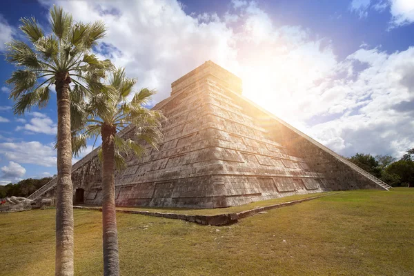 Famosa Pirâmide Castillo Templo Kukulkan Pirâmide Serpentes Penas Sítio Arqueológico — Fotografia de Stock