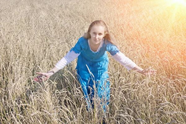 熟した穀物のフィールドで青いロングドレスで美しい女性 — ストック写真