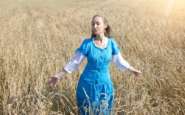 Hermosa Mujer Vestido Largo Azul Campo Las Orejas Maduras Cereales —  Fotos de Stock