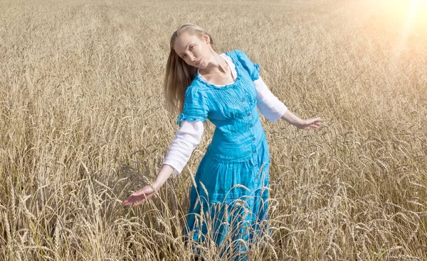 Piękna Kobieta Niebieska Długa Suknia Dziedzinie Dojrzałe Kłosy Zbóż — Zdjęcie stockowe