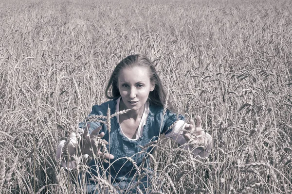 調子を整える穀物 熟した耳の分野で青いロングドレスで美しい女性 — ストック写真