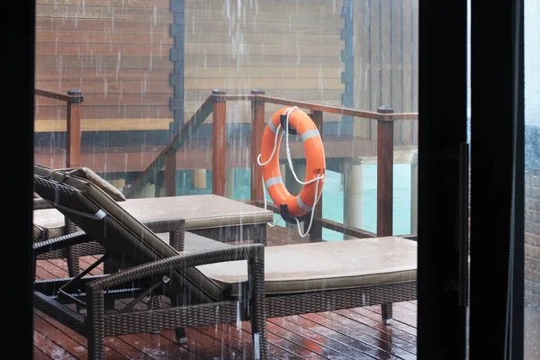 Chuva Tropical Sobre Camas Prancha Praia Uma Plataforma Madeira Uma — Fotografia de Stock