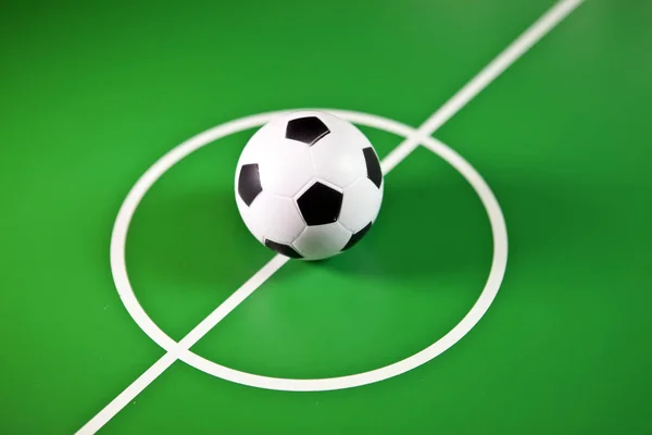 Soccerball 在中场 在绿色领域的中心 — 图库照片